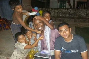 Moussa (au centre) à Cox Bazar en mai. © Page Facebook de Moussa Ibn Yacoub