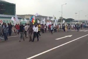 Le défilé des manifestants à Kinshasa, jeudi 26 mai 2016. © Capture d’écran / DR