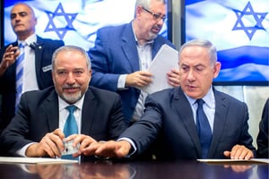 Benyamin Netanyahou (à dr.) avec son nouveau ministre de la Défense Avigdor Lieberman, leader du parti ultranationaliste Israel Beitenou, le 25 mai, à la Knesset. © YONATAN SINDEL/FLASH-90-REA