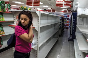Une pharmacie, à Caracas, en juillet 2015. Les incessantes pénuries de produits  de première nécessité ont provoqué une vertigineuse hausse des prix. © MERIDITH KOHUT/THE NEW YORK TIMES-REDUX-REA