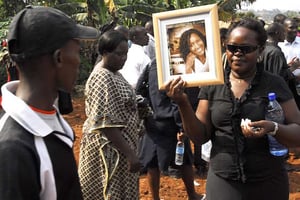 Un proche d’une victime des attentats de Kampala du 11 juillet 2010 qui ont fait 76 morts dans la capitale ougandaise. © Stephen Wandera/AP/SIPA