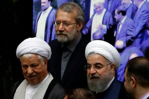 L’ancien président l’ Ayatollah Akbar Hashemi Rafsanjani, le président du Parlement Ali Larijani et le président Hasan Rouhani le 28 mai 2016 au Parlement à Téhéran. © AFP