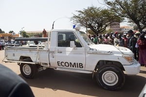 Un véhicule de l’ECOMIB patrouille pendant la campagne présidentielle, le 5 mars 2014. © Sylvain CHERKAOUI pour Jeune Afrique
