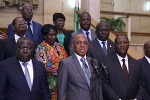 Alassane Ouattara (2e dr.), entouré des membres du comité d’experts pour la nouvelle Constitution ivoirienne. © DR / Présidence ivoirienne