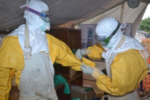 Des membres d’une équipe sanitaire en charge de la lutte contre le virus Ebola à Conakry, le 8 décembre 2014 © AFP/CELLOU BINANI