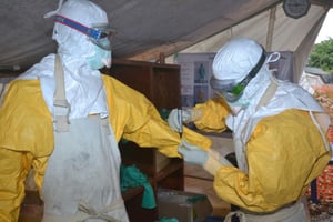 Des membres d’une équipe sanitaire en charge de la lutte contre le virus Ebola à Conakry, le 8 décembre 2014. © Cellou Binani/AFP