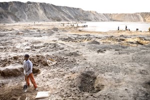 Un enfant joue près de la mine de cuivre de la Ruashi, au Katanga. © Gwenn Dubourthoumieu pour Jeune Afrique