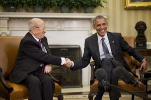 Le président Barack Obama et  son homologue Beji Caid Essebsi  lors de leur rencontre dans le bureau ovale le 21 Mai 2015. © Pablo Martinez Monsivais/AP/SIPA