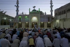 Des musulmans priant dans une mosquée de Karachi au Pakistan le 5 juin 2016, à la veille du Ramadan. © Shakil Adil/AP/SIPA