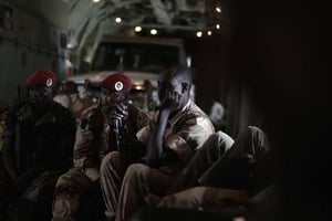 Soldats tchadiens en vol pour Diffa, dans le sud-est du Niger, le 18 mars 2015. © Jerome Delay/AP/SIPA