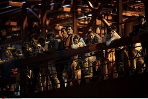 Des migrants dans les escaliers d’un navire les ayant secourus à leur arrivée au port d’Augusta (Italie, 4 juin 2016) © Daniel Ochoa de Olza/AP/SIPA