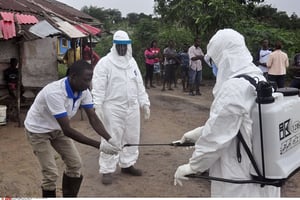 Le personnel de santé mobilisé au Liberia prend ses précautions et teste les populations en périphérie de Monrovia (30 juin 2015). © Abbas Dulleh/AP/SIPA
