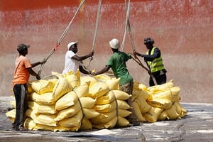 Manutention des sacs de riz importés de Chine au port de Dakar (Sénégal, juillet 2013) © Vredeseilanden/CC