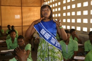 Pascaline Boukari « reine vierge » 2015 du Togo s’adresse à des étudiants à Lomé, le 23 février 2016. © AFP