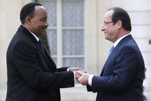 Mahamadou Issoufou et François Hollande, en 2013, à Paris. © Christophe Ena/AP/SIPA