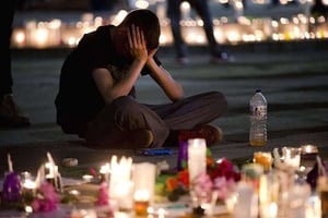 Un homme se recueille en hommage aux victimes de la fusillade d’Orlando, le 13 juin 2016. © Matt Rourke/AP/SIPA