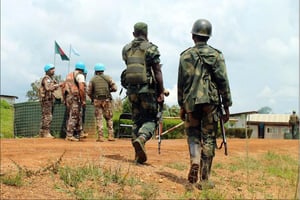 Des militaires congolais et des Casques bleus sur une base de l’ONU à Mavivi, dans le nord-est de la RDC, le 22 octobre 2014. © AFP