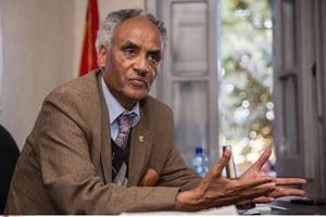Beyene Petros, chef de l’opposition éthiopienne à l’occasion d’une conférence de presse où il a dénoncé la répression du gouvernement dans les manifestations de l’Oromia, en décembre 2015. © Mulugeta Ayene/AP/SIPA