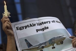 Un journaliste égyptien brandit une affiche de soutien aux victimes du crash du vol MS804 d’Egyptair, le 24 mai 2016 au Caire © Amr Nabil/AP/SIPA