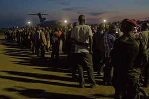 Des membres de l’ex-rebellion congolaise du M23 sur une base aérienne en Ouganda, dans l’attente d’être transportés en RD Congo, le 16 décembre 2014. © AFP