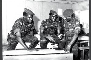 De g. à dr., le capitaine Compaoré, le capitaine Sankara et le commandant Lingani, le 4 août 1983. © ARCHIVES JEUNE AFRIQUE