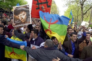 Des centaines de Berbères rassemblés à Paris affichent des drapeau kabyles et un portrait de Lounès Matoub en avril 2002. © FRANCOIS MORI/AP/SIPA