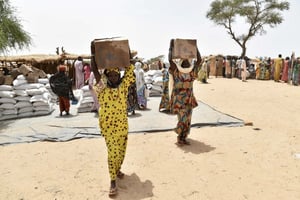 Le camp de réfugiés de d’Asanga près de Diffa au Niger lors d’une distribution d’aides alimentaires, le 16 juin 2016. © Issouf Sanogo/AFP