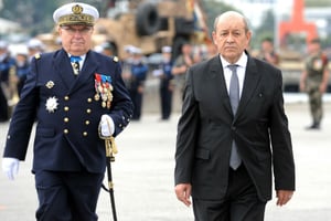L’amiral Bernard Rogel (à g.), ici au côté de Jean Yves Le Drian, le ministre français de la Défense, en septembre 2015. © Fred Tanneau/AFP
