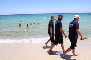 Des officiers de police patrouillent sur la plage à Sousse, le 30 juin 2015. © Abdeljalil Bounhar/AP/SIPA