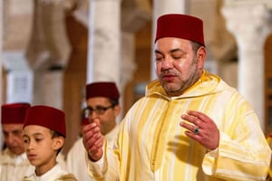 Mohammed VI, roi du Maroc à la mosquée Malik ibn Anas à Tunis en 2014. © Aimen Zine/AP/SIPA