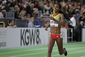 La championne d’athlétisme, l’Éthiopienne Genzebe Dibaba, lors des championnats du monde d’athlétisme après sa victoire sur le 3 000 mètres, le 20 mars 2016 à Portland, sur la côte est des États-Unis. © Elaine Thompson/AP/SIPA