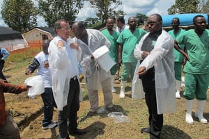 Félix Kabange, ministre congolais de la Santé, et Martin Kobler, alors chef de la Monusco, le 7 septembre 2014 à Boende, dans le nord-ouest de la RDC. © Jésus Nzambi/Monusco