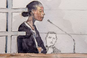 Fabienne Kabou au premier jour de son procès à la Cour d’assises de Saint-Omer, le 20 juin (croquis d’audience). © AFP/BENOIT PEYRUCQ