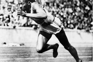 Jesse Owens, lors d’un 200 mètres aux JO de 1936 de Berlin. © AP/SIPA