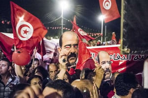Manifestants portant le portrait de l’opposant tunisien Chokri Belaïd, le 6 août 2013 à Tunis. © Amine Landoulsi/AP/SIPA