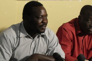 Ousmane Abdoul Moumouni, à gauche, lors d’une conférence de presse à Niamey en 2011. © Ousmane Abdoul Moumouni/Facebook