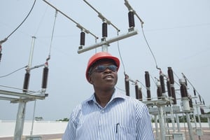 Ligne électrique à très haute tension dans la ville d’Owando, au Congo, en juillet 2012. © Antonin Borgeaud pour les Éditions du Jaguar