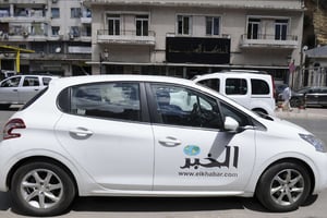 Une voiture siglée El Khabar, le 3 mai 2016 à Alger. © Sidali Djarboub/AP/SIPA