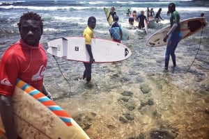 Des apprentis surfeurs sur une plage de Dakar. © Jane Hane/Instagram