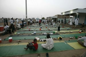 Des soudanais se préparent à la rupture du jeûne alors que le soleil se couche sur le village Al Nuba, le 23 juin 2016. © AFP