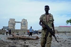 Un membre des forces de sécurité somaliennes près du site de l’attentat à Mogadiscio, le 9 mai 2016. © AFP