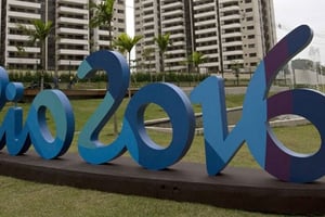 Le symbole des Jeux olympiques de Rio, devant le village olympique. © Silvia Izquierdo/AP/SIPA