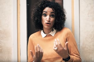 La comédienne Mounia Magueri dans une vidéo sur le racisme au Maroc. © Capture d’écran/Youtube/GADEM Asso