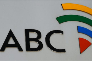 Le logo de la télévision et radio publique sud-africaine, la SABC. © AFP