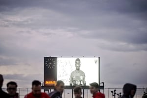 Un portrait d’hommage au footballeur camerounais Patrick Ekeng à Bucarest. © Andreea Alexandru/AP/SIPA