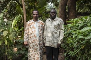 Le colonel Coulibaly et Yacouba Dembélé, membres de l’Association des parents et épouses des militaires Bérets rouges assassinés (Apembra), mi-juin 2016 à Bamako. © Sylvain Cherkaoui/Jeune Afrique