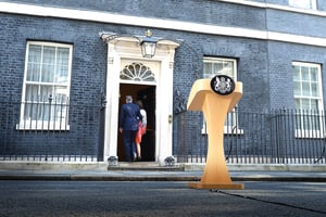 Le Premier ministre David Cameron et son épouse, Samantha, regagnant 
le 10, Downing Street, le 24 juin. © BEN STANSALL/AFP
