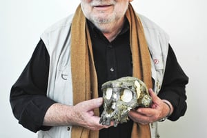 Avec un moulage de Toumaï dans les mains. © VINCENT FOURNIER/J.A.