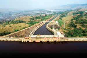 Avec six barrages supplémentaires (ici, Inga I), le site pourrait produire 46 000 mégawatts d’électricité. © Gwenn Dubourthoumieu pour Jeune Afrique
