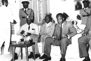 Les présidents Kwame Nkrumah (Ghana, à dr.), Modibo Keïta (Mali, au c.) et Ahmed Sékou Touré (Guinée, à g.). Ils viennent de signer un traité d’Union économique et monétaire entre leurs 3 pays et espèrent en entraîner d’autres avec eux. Ils ont créé le même jour l’U.E.A, l’Union des États africains. © Ghana Information service/Archives JA